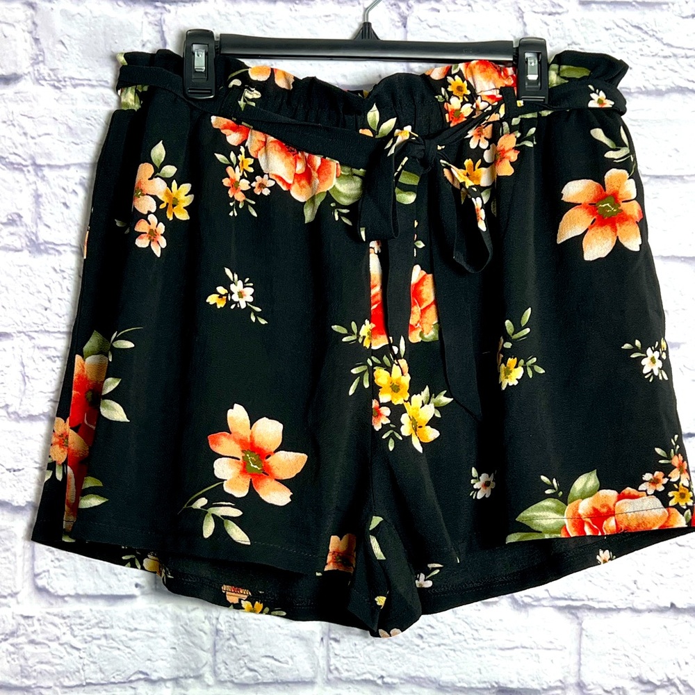 SHEIN Curve Paperbag Lightweight Floral Shorts with Tie